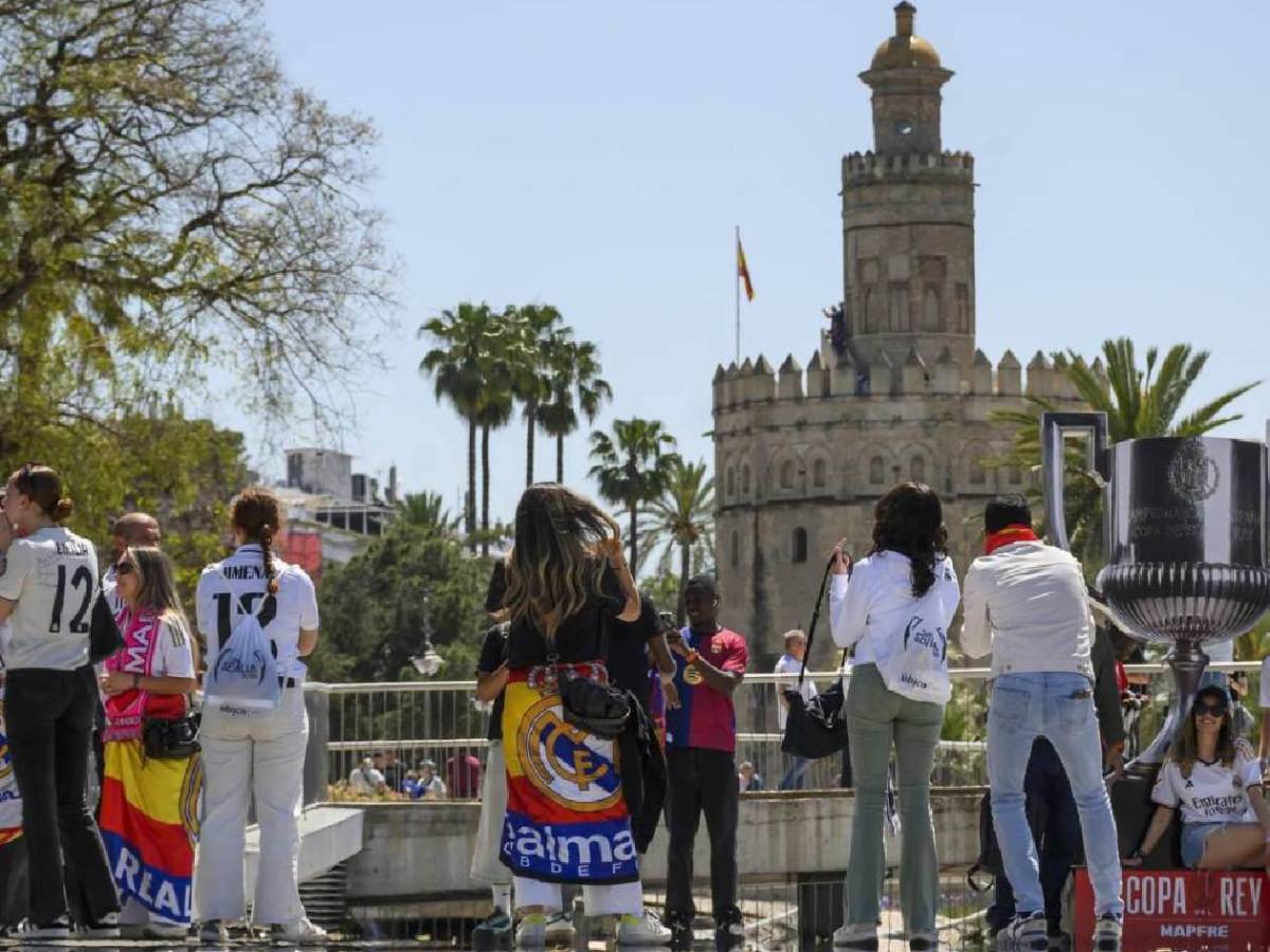 Tensión previo al Barcelona-Real Madrid, lamentables gritos, pelea y detenido
