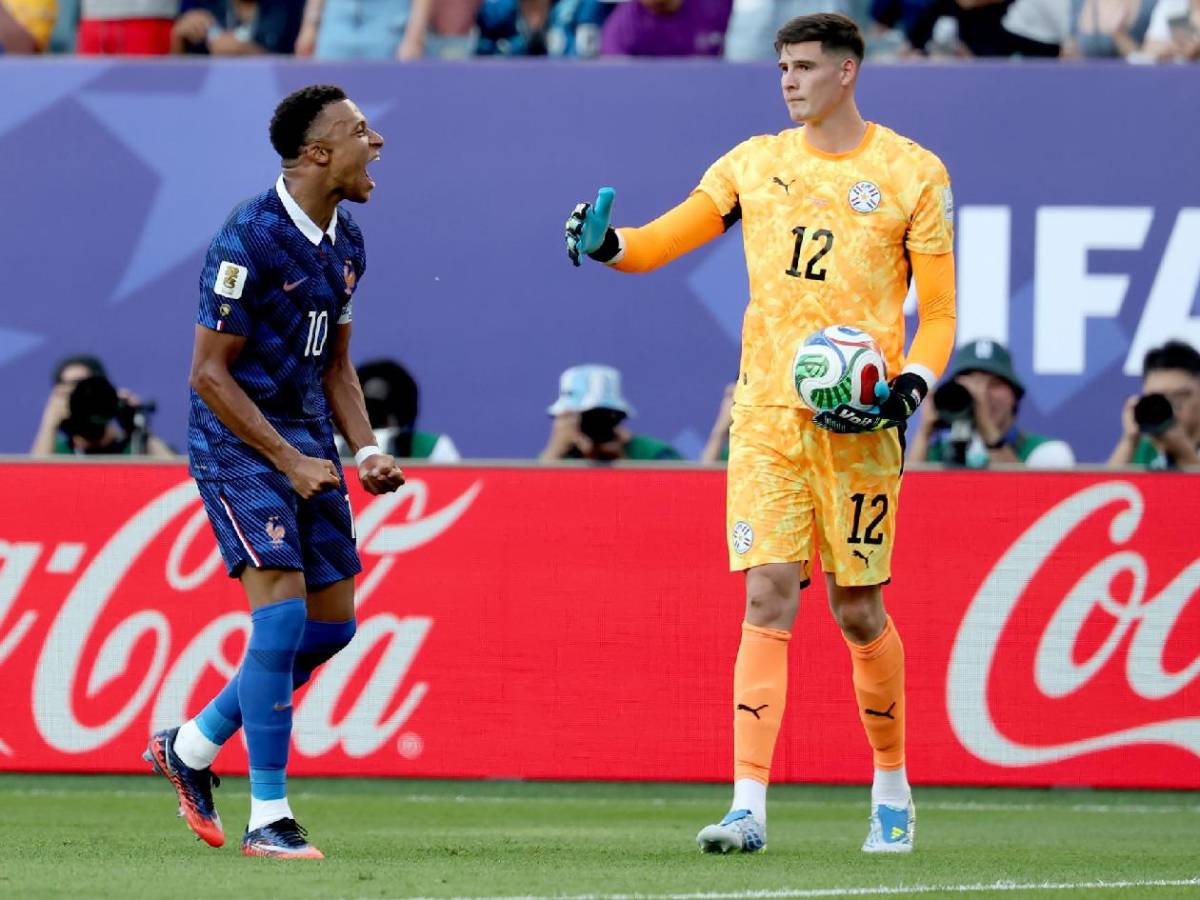 La pelea de Mbappé vs Paraguay, insulto del francés y le celebró en la cara a rival