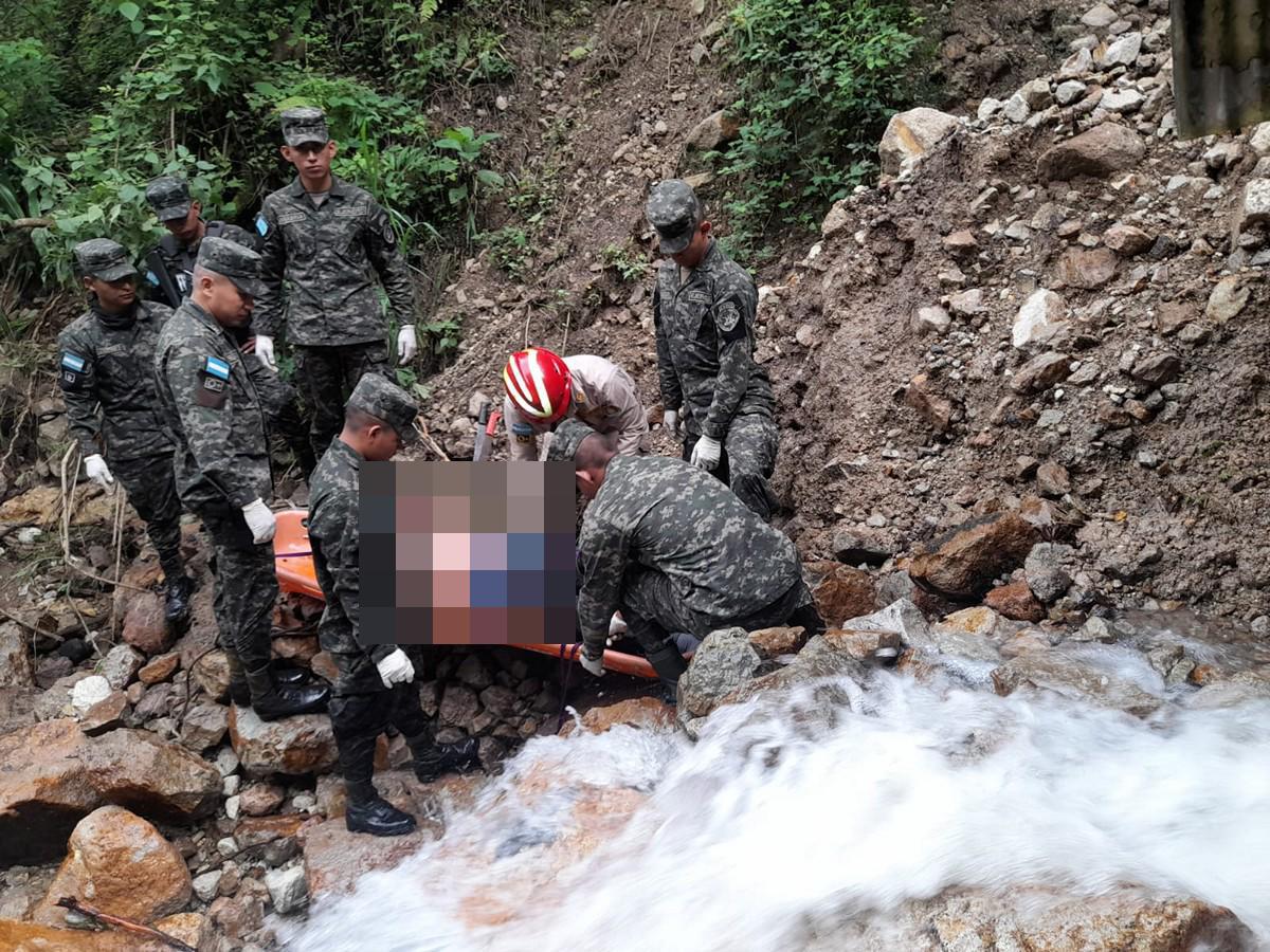 Militares rescatan el cuerpo de la víctima.