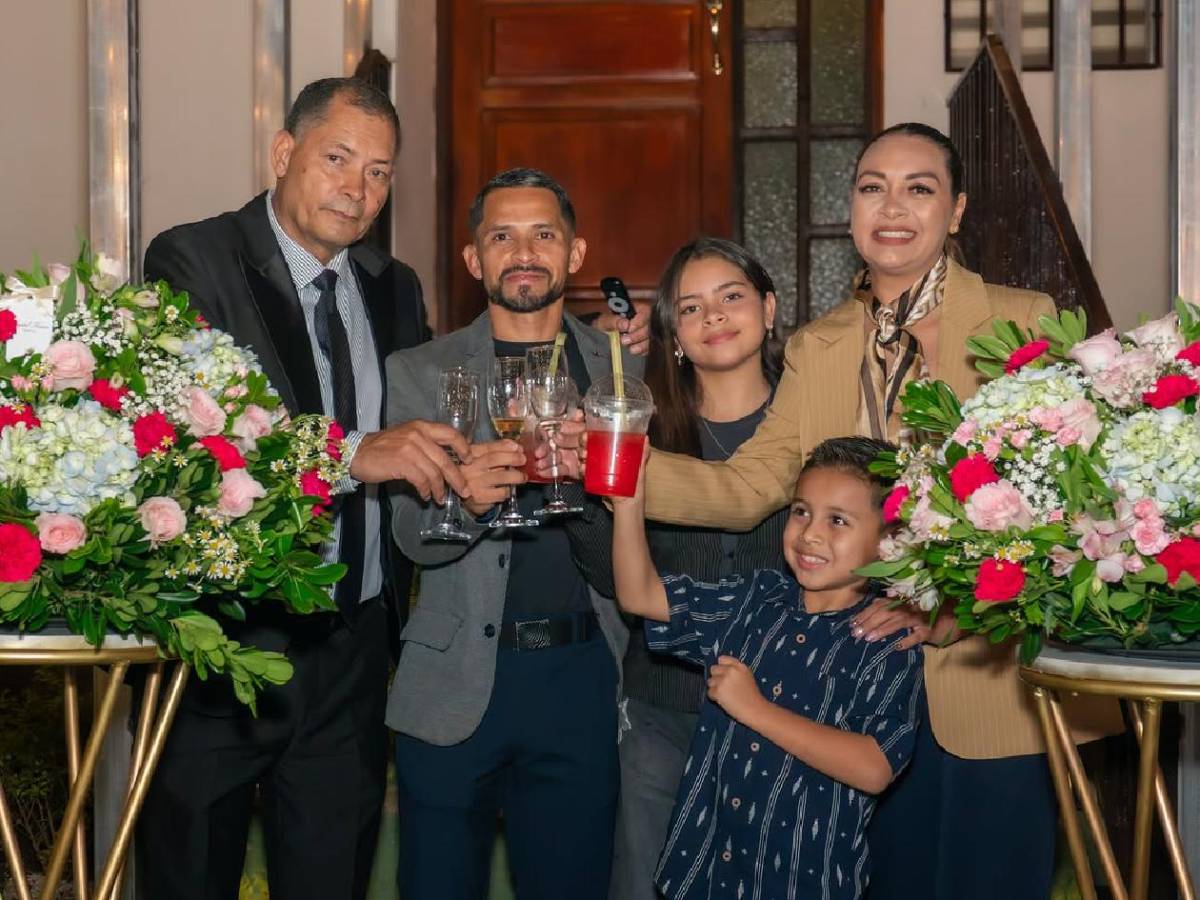 Omar Elvir emprende nueva faceta: inaugura negocio y figuras lo acompañaron