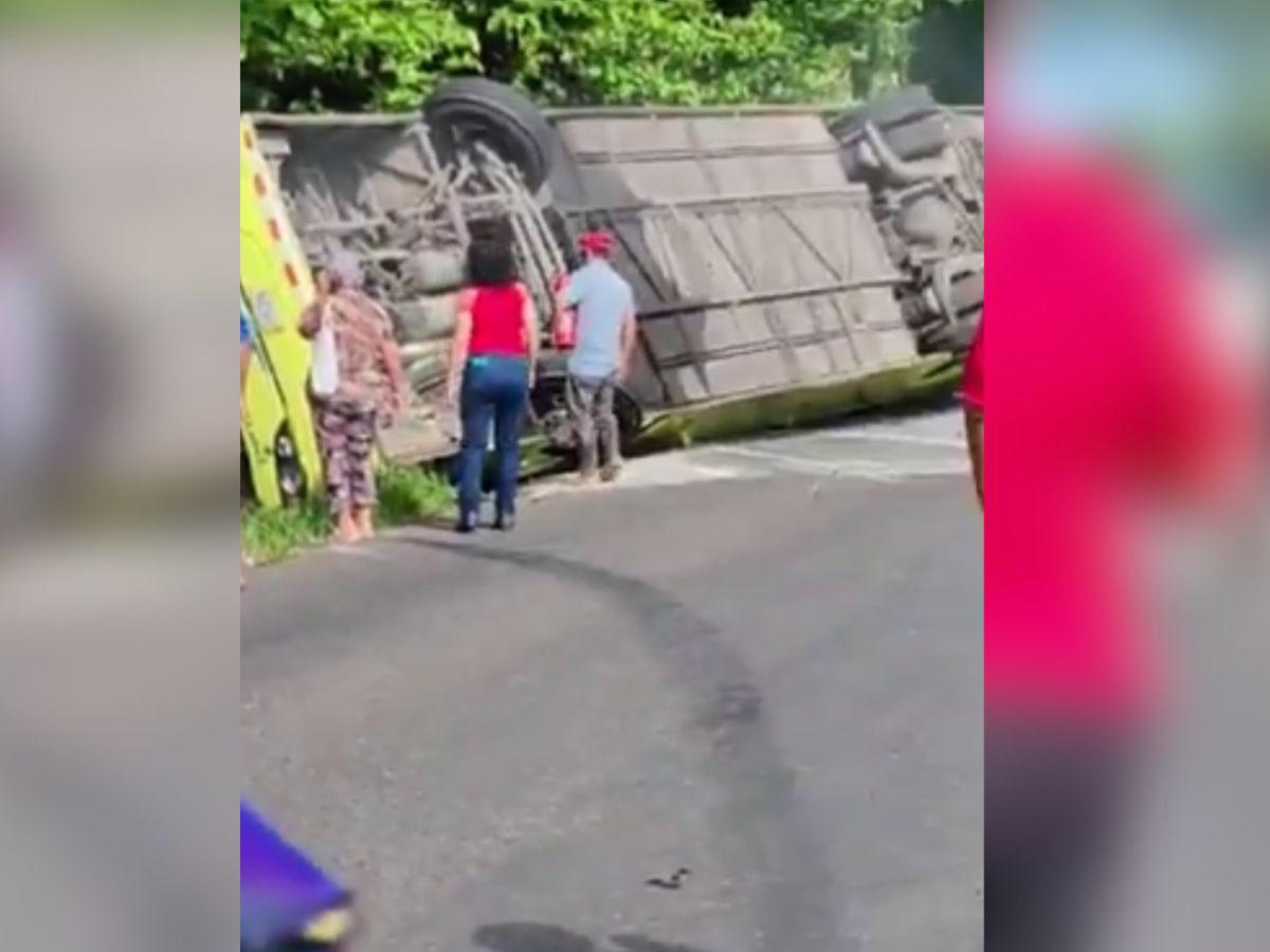 Dos muertos y decenas de heridos deja fatal accidente de autobús en Costa Rica