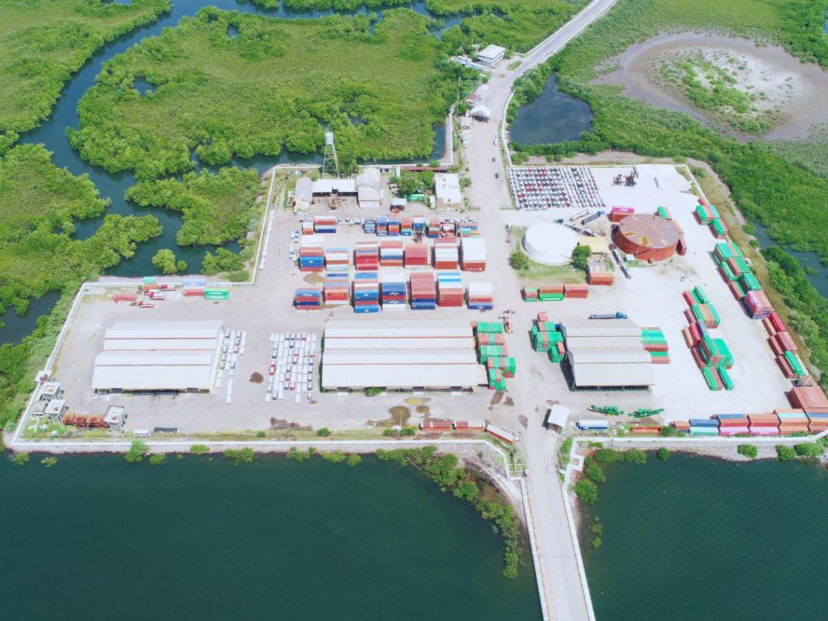 Autos, combustibles y barcos saturan el único puerto activo del Pacífico hondureño