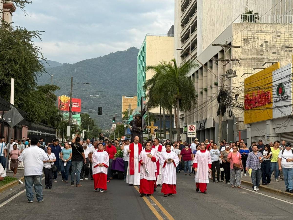 “Dios nos llama a servir”: fe, sacrificio y reflexión en el inicio del Viernes Santo en San Pedro Sula