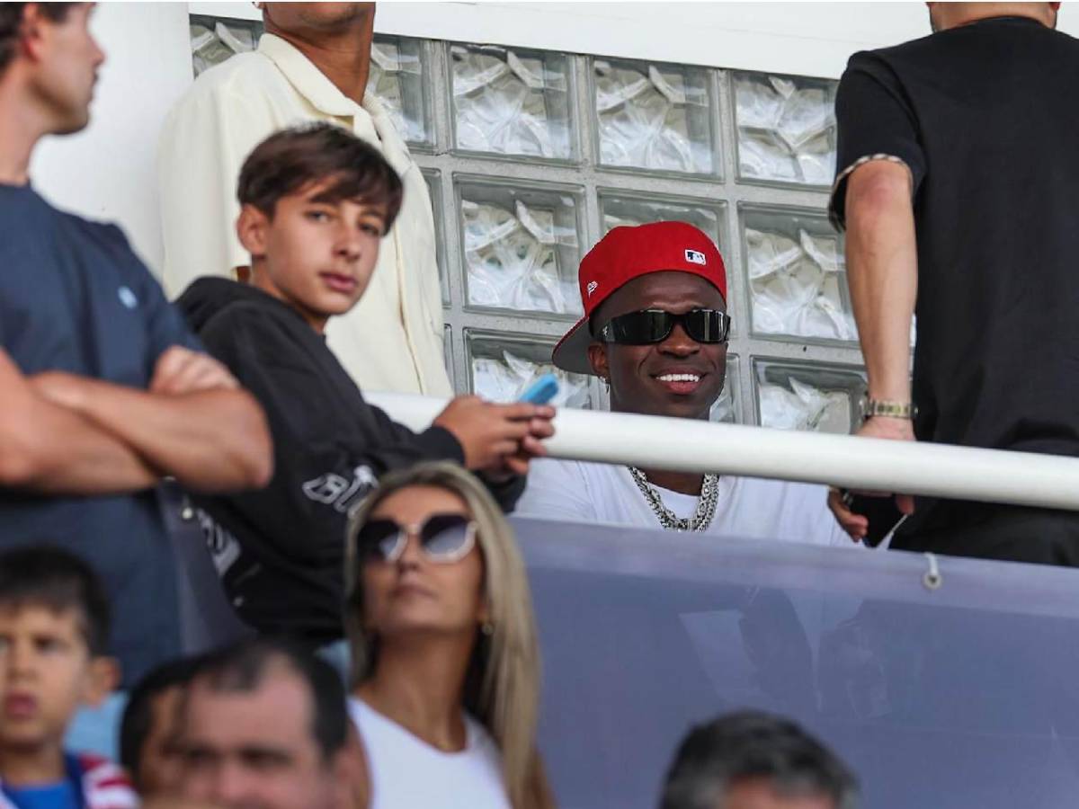 ¿Por qué Vinicius fue a ver partido de Julián Martínez? Furor por su presencia