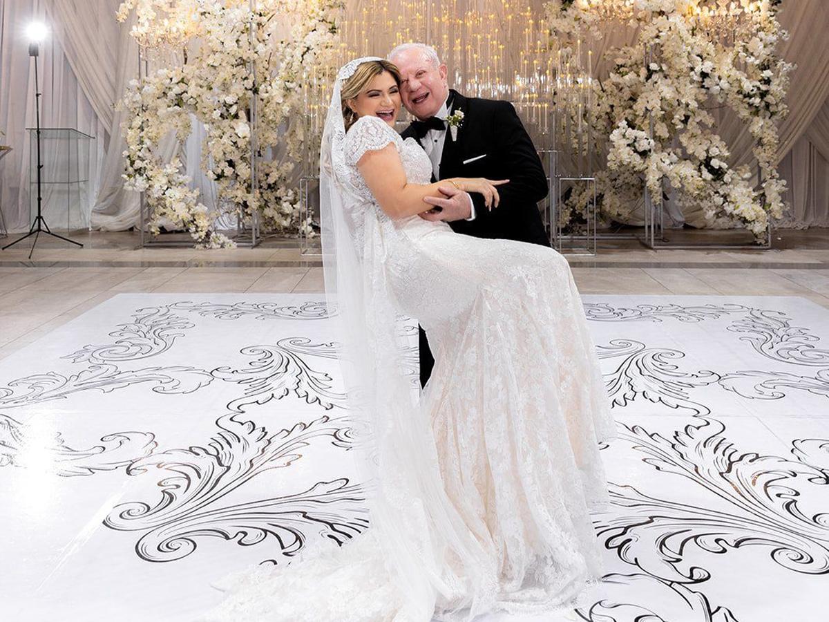 Emma Mejía junto a su esposo, el empresario Roger Valladares, en una fotografía el día de su boda.