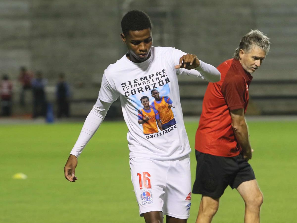 Julián Martínez realizó el calentamiento con una camiseta especial dedicada a su amigo Demetri Gordon.