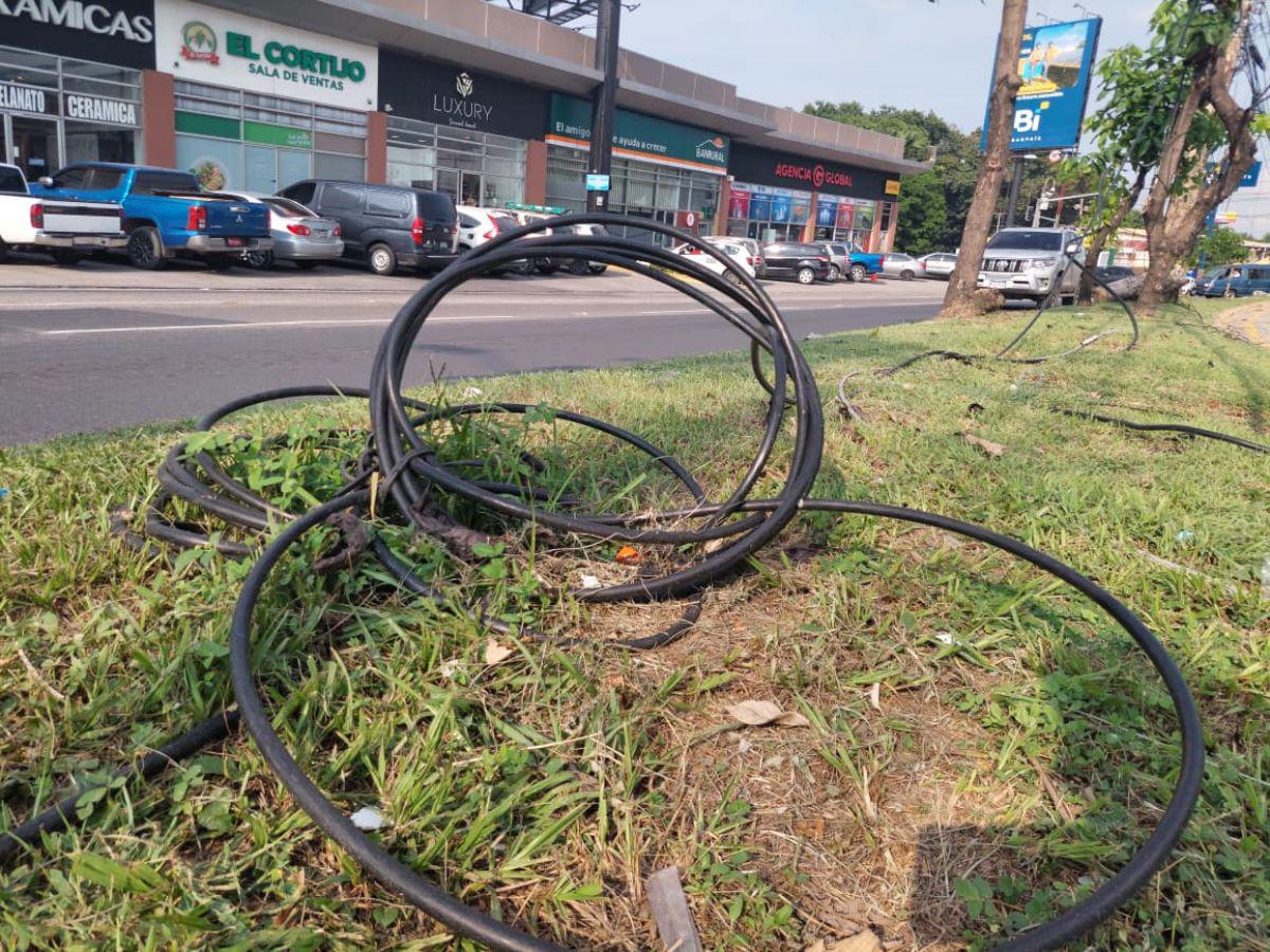 ¡Peligro!, cables caídos ponen en riesgo a los peatones en SPS