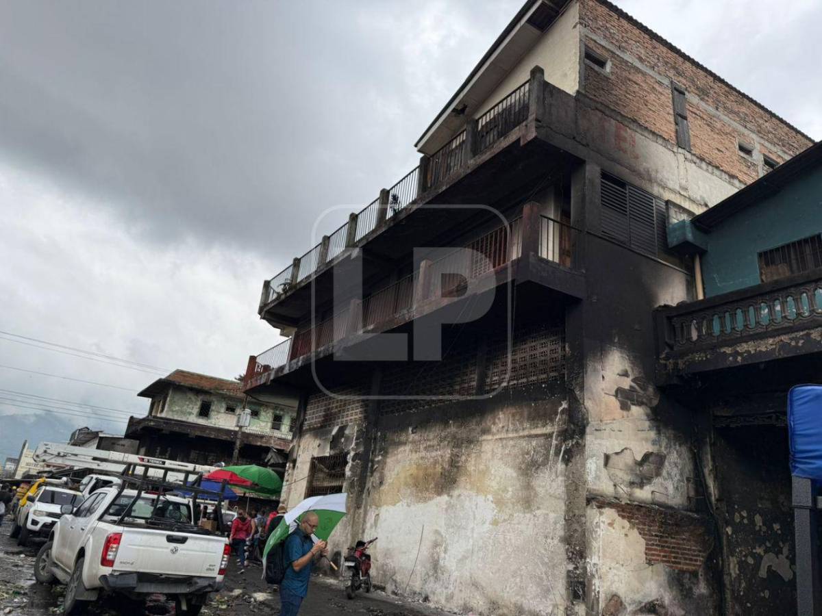 Vendedores se levantan entre escombros y hollín para reconstruir el mercado Medina