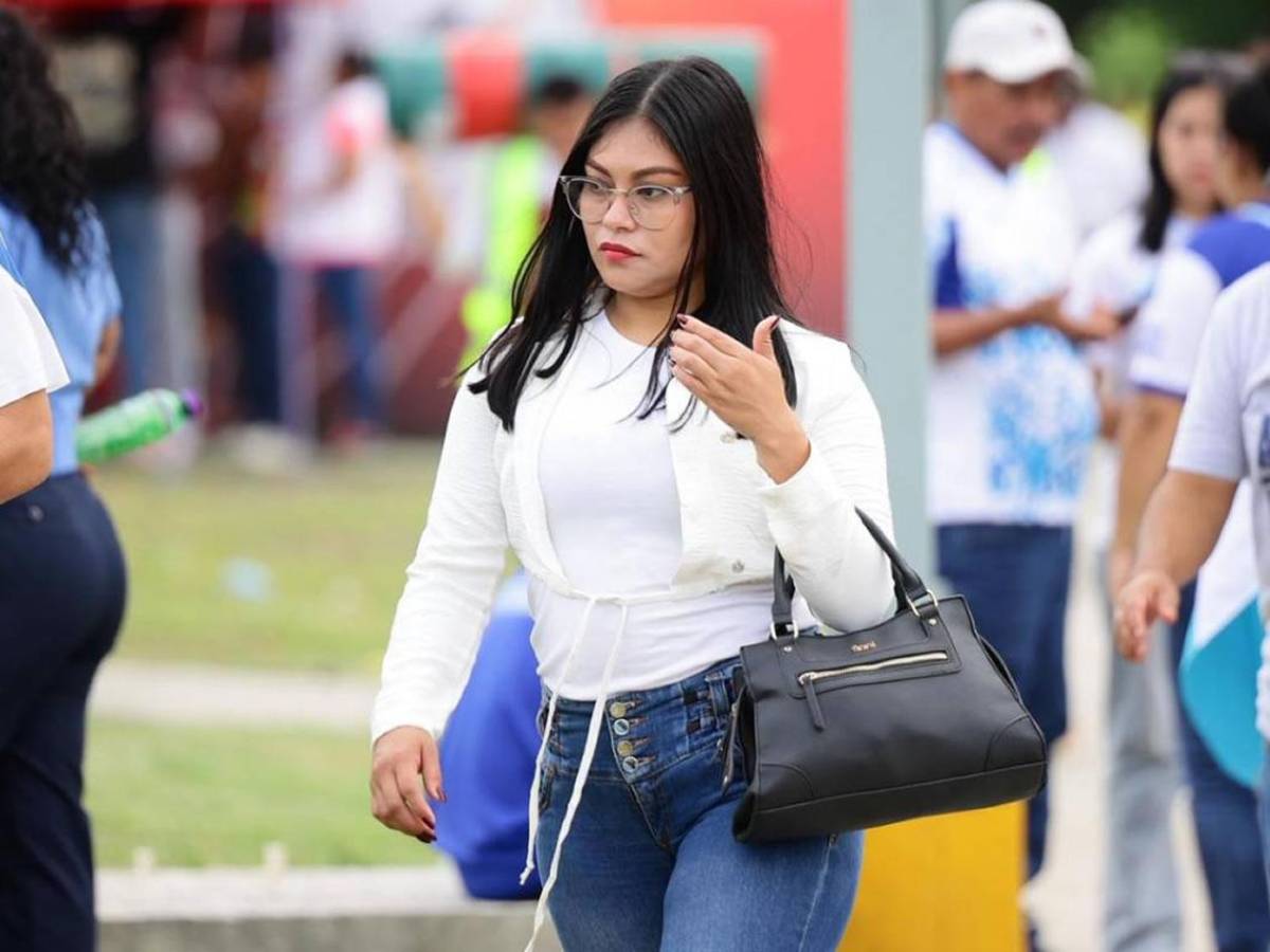 Periodista enamora: las bellas chicas cautivan en el Nicaragua vs Honduras