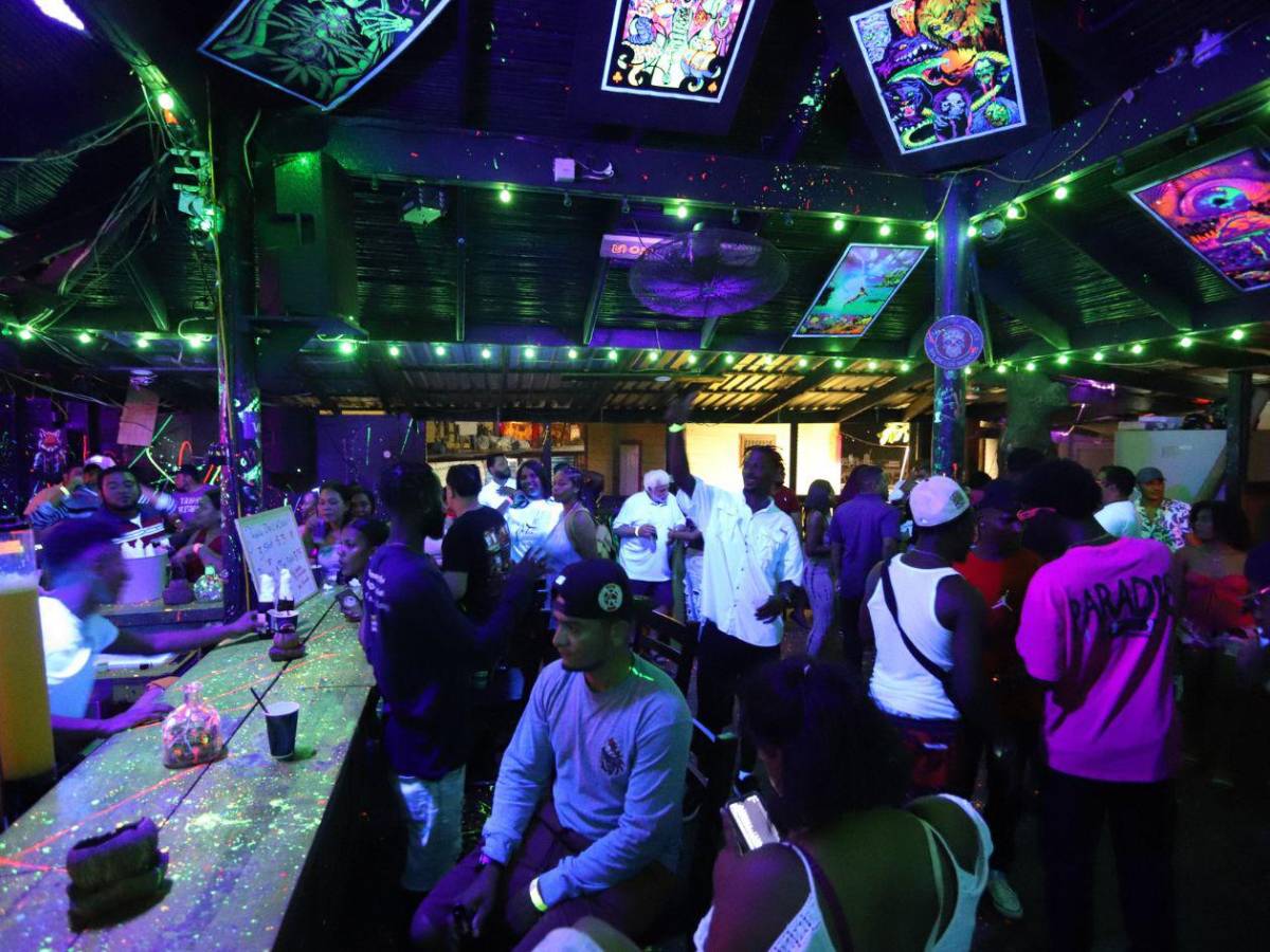 Roatán, la isla hondureña que nunca duerme por su vibrante vida nocturna y turismo