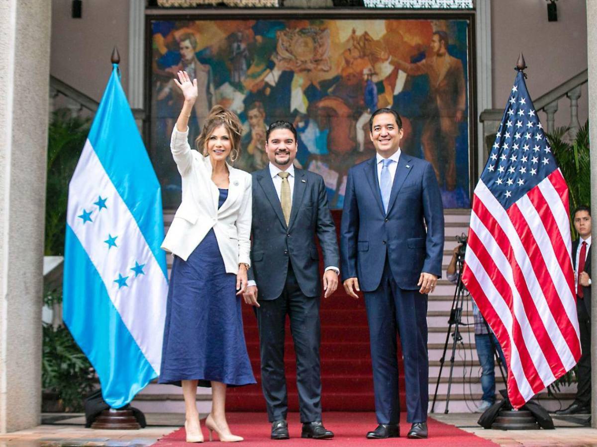 El obsequio de Xiomara Castro a Kristi Noem, secretaria de seguridad Nacional de  EUA