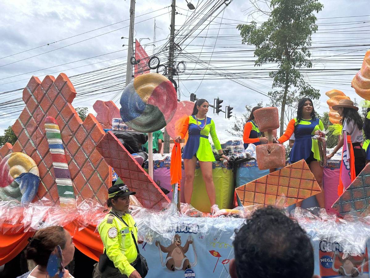 Feria Juniana: sampedranos disfrutan del desfile carrozas
