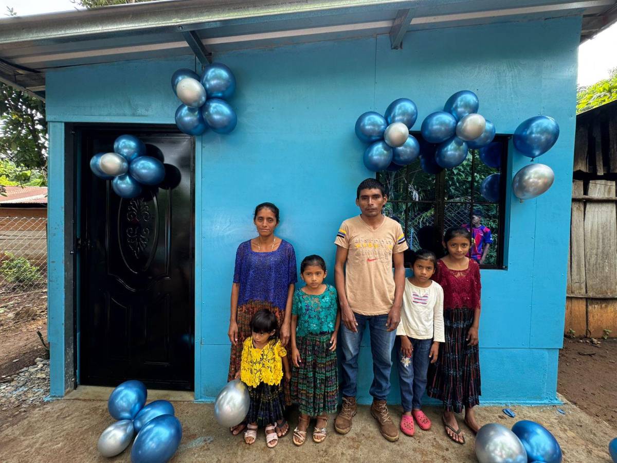 Influencer hondureño le construye vivienda a familia guatemalteca