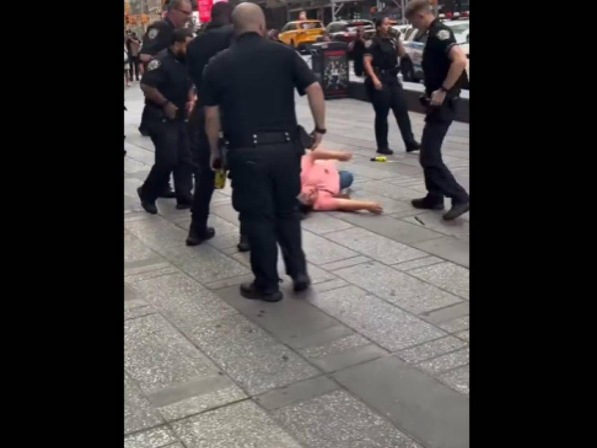 Mujer apuñala a dos personas en Times Square y muere tras enfrentarse a la Policía