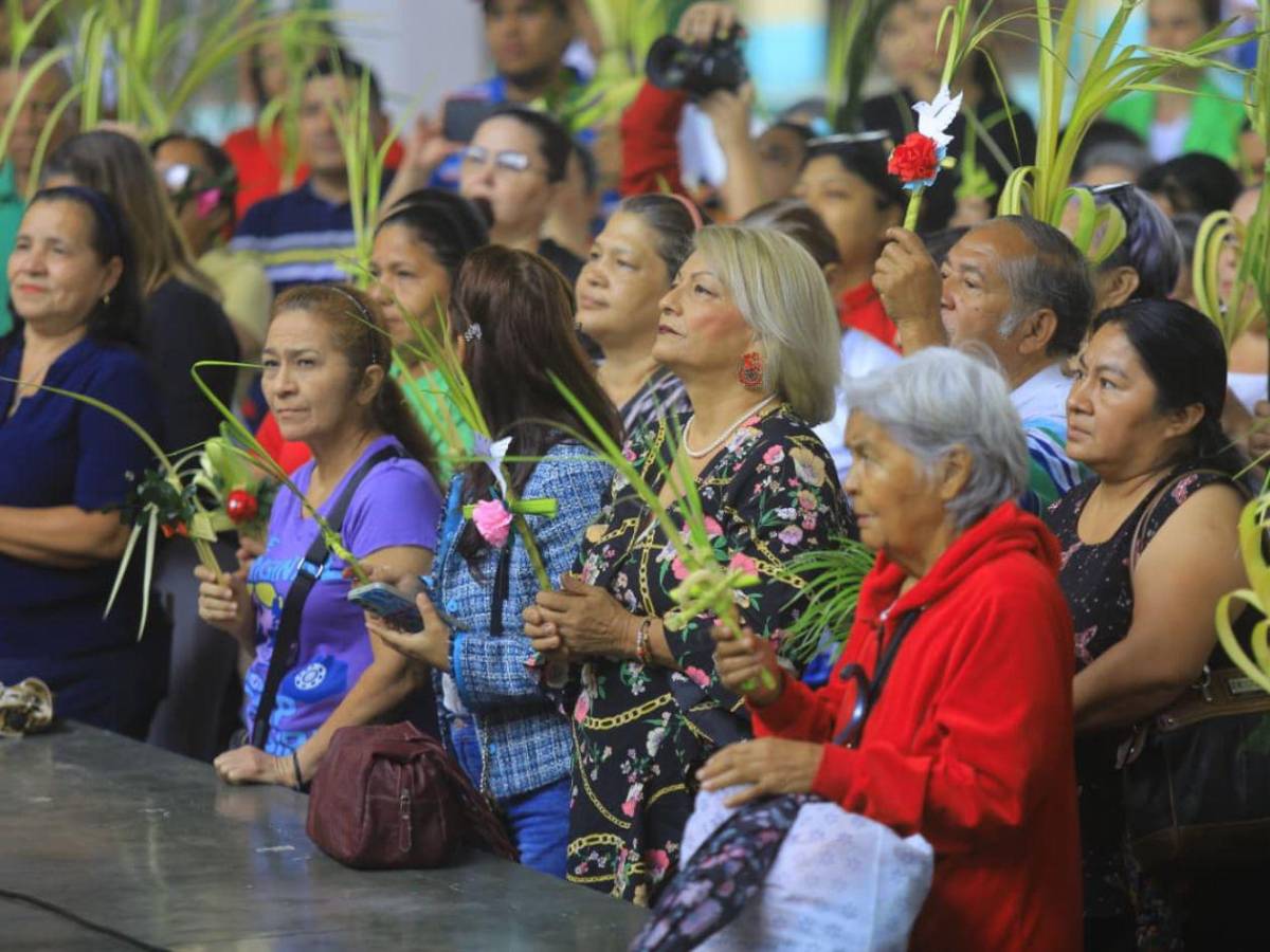 Tradición y fe: feligreses de San Pedro Sula celebran el Domingo de Ramos
