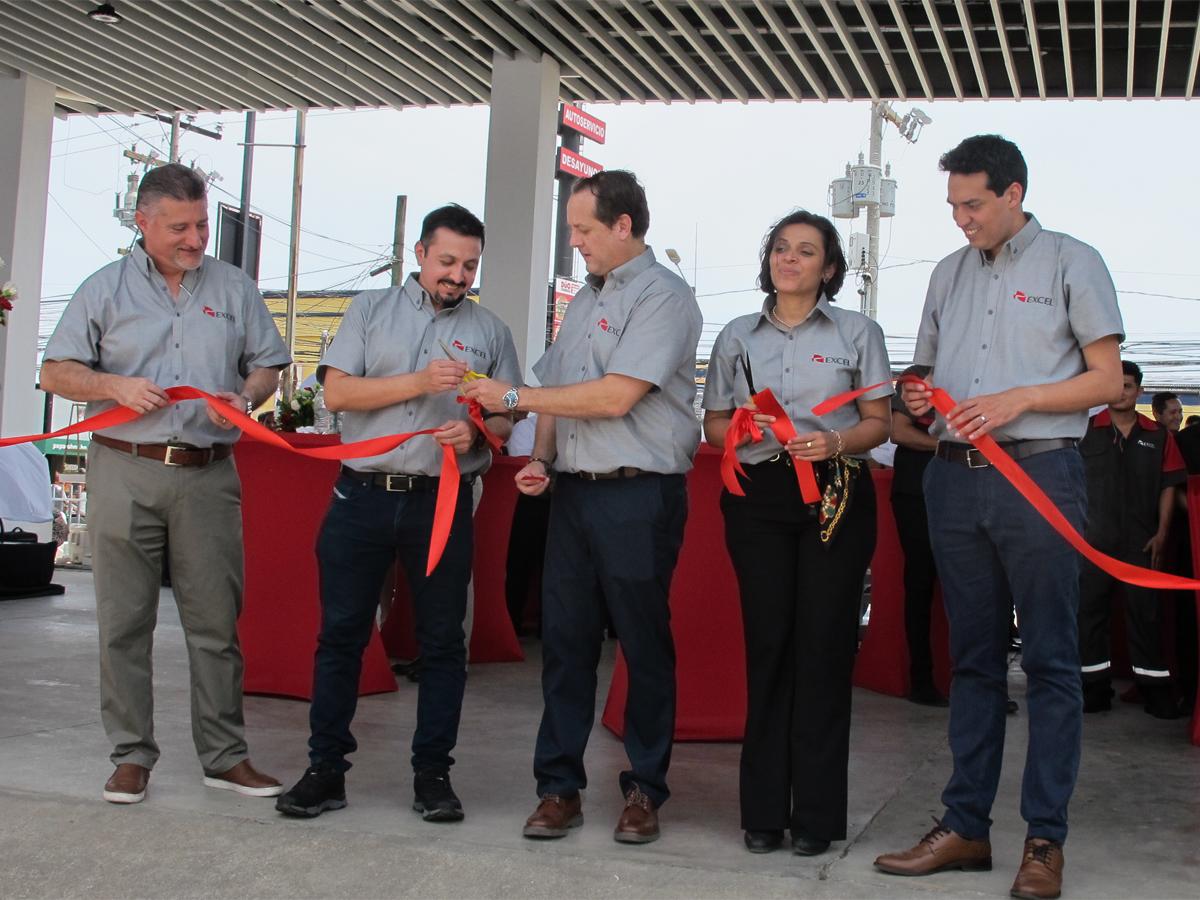 Excel se renueva en La Ceiba para atender a los clientes con calidad