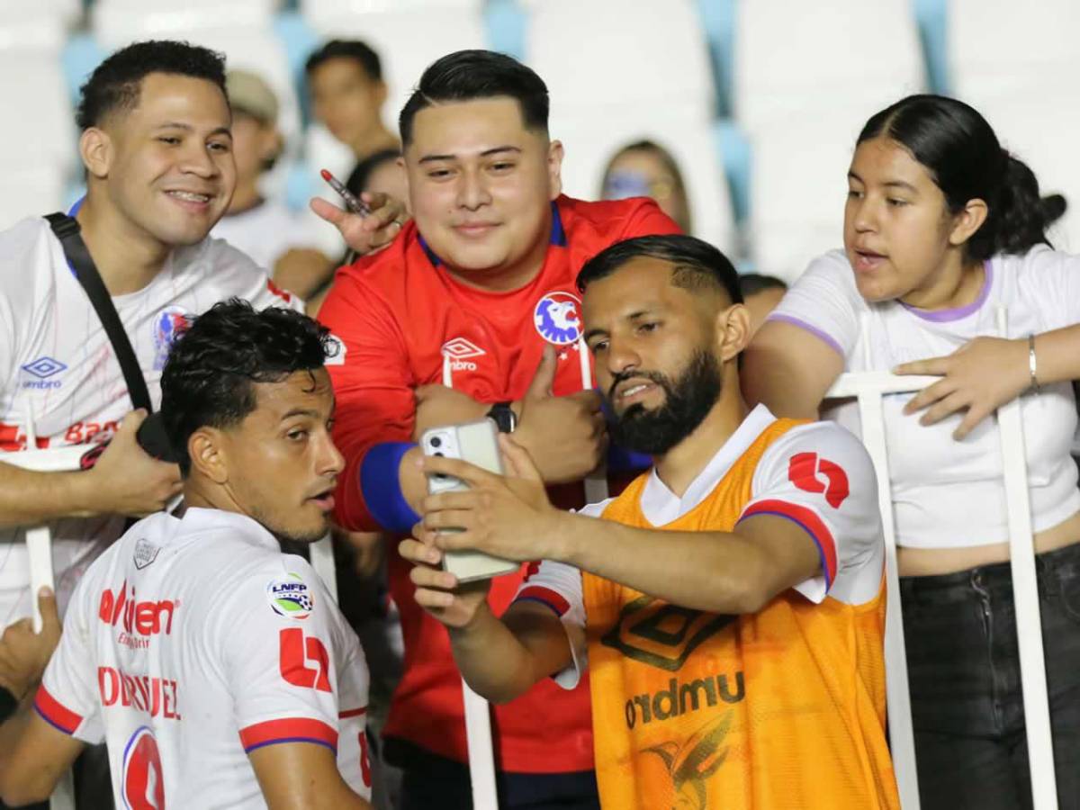 Bellas chicas del Olimpia-Marathón, festejo de Edwin Rodríguez y enfado de Lavallén