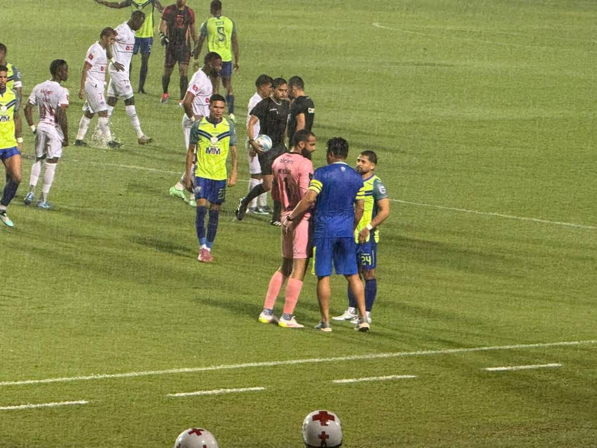 Bellas chicas cautivan, show del DT de Motagua y la fuerte lluvia en el Olimpia - Olancho