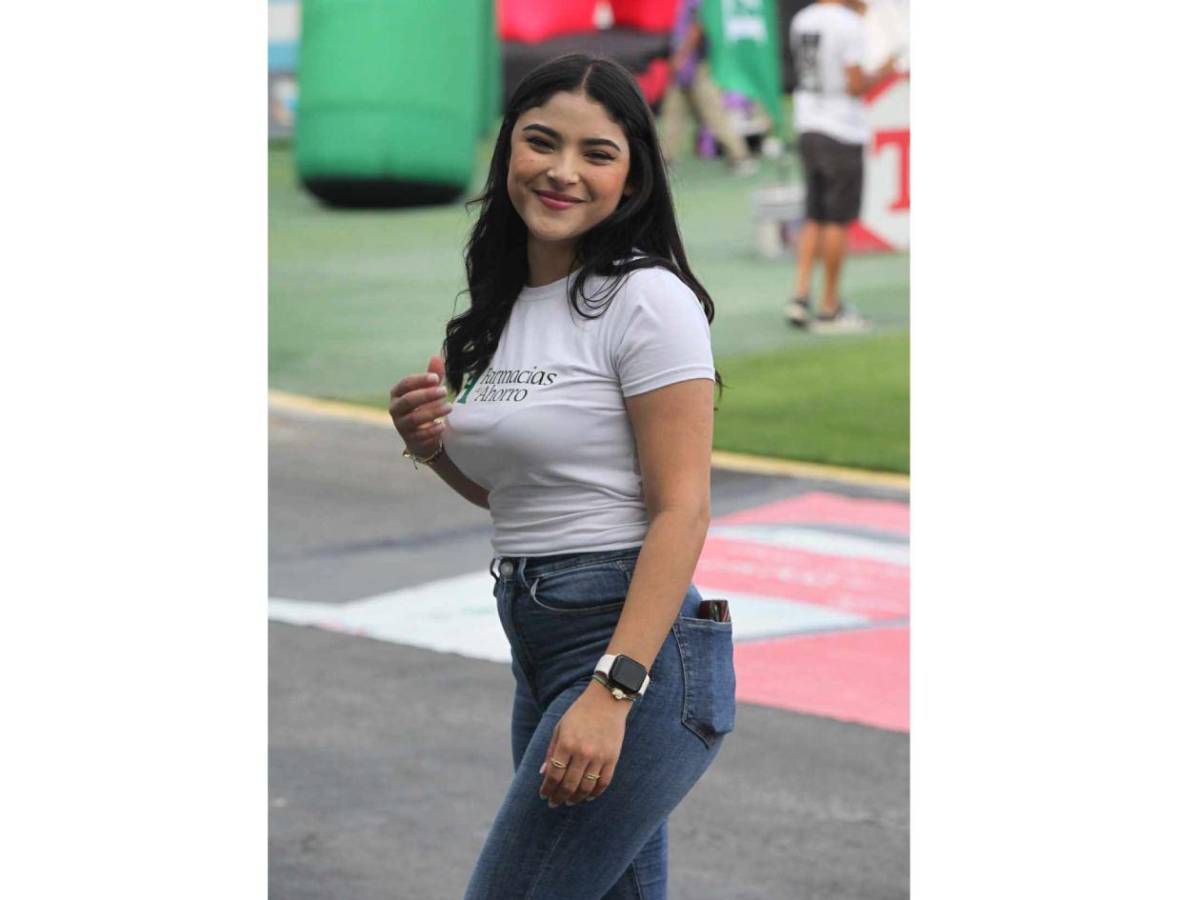La chica que robó suspiros y el color de la Ultra Fiel en el Olimpia vs Motagua