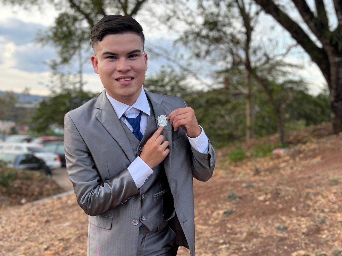 Jovencito se gradúa con honores de la UNAH gracias a Free Fire