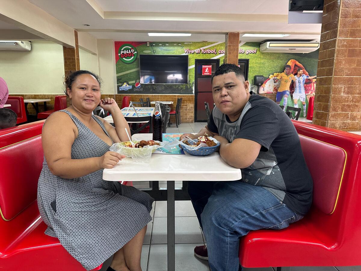 Desde temprano las parejas llegaron a disfrutar de su combo personal de pollo chuco gracias a Pollo Norteño.