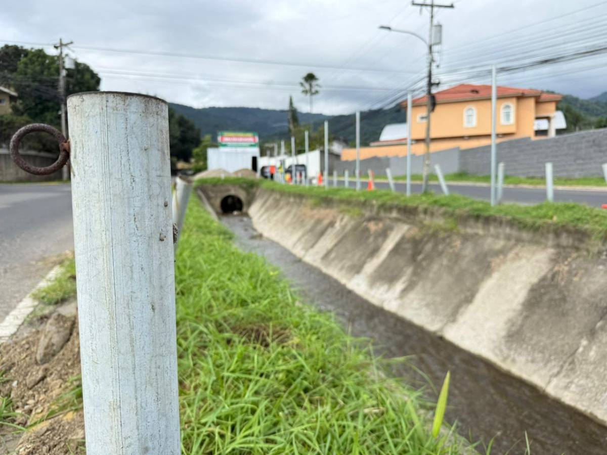 Para evitar otra tragedia: construyen muro perimetral en canal Los Arcos de SPS