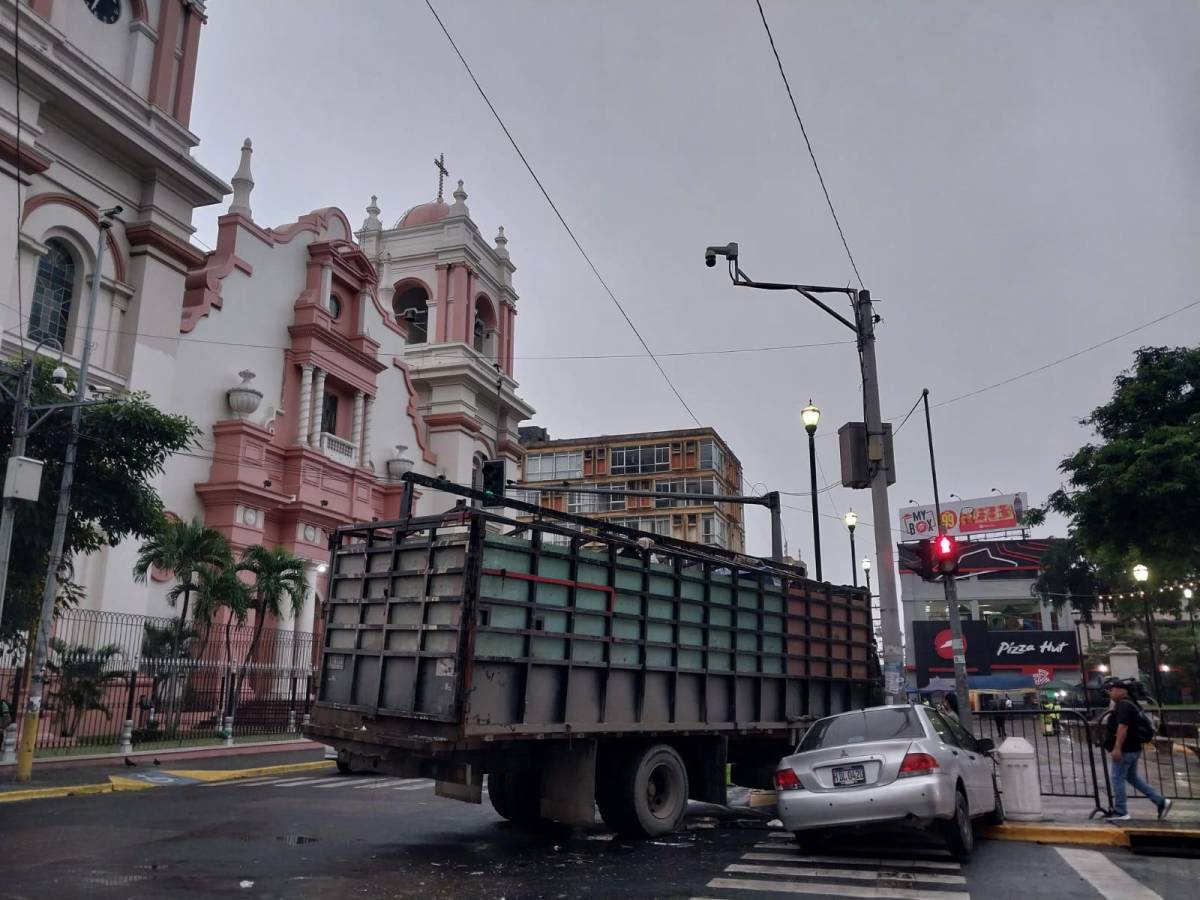Turismo y camión chocan frente al parque central de San Pedro Sula