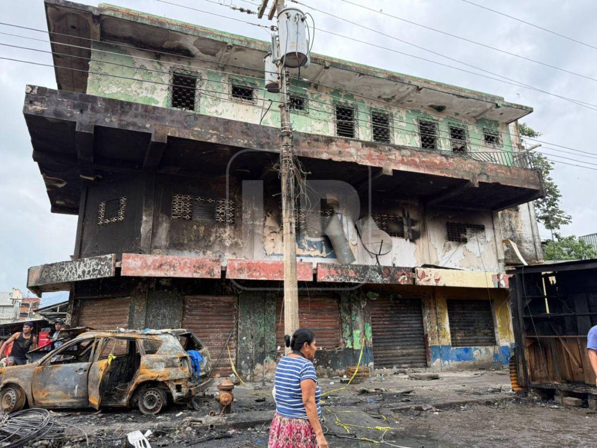 Vendedores se levantan entre escombros y hollín para reconstruir el mercado Medina