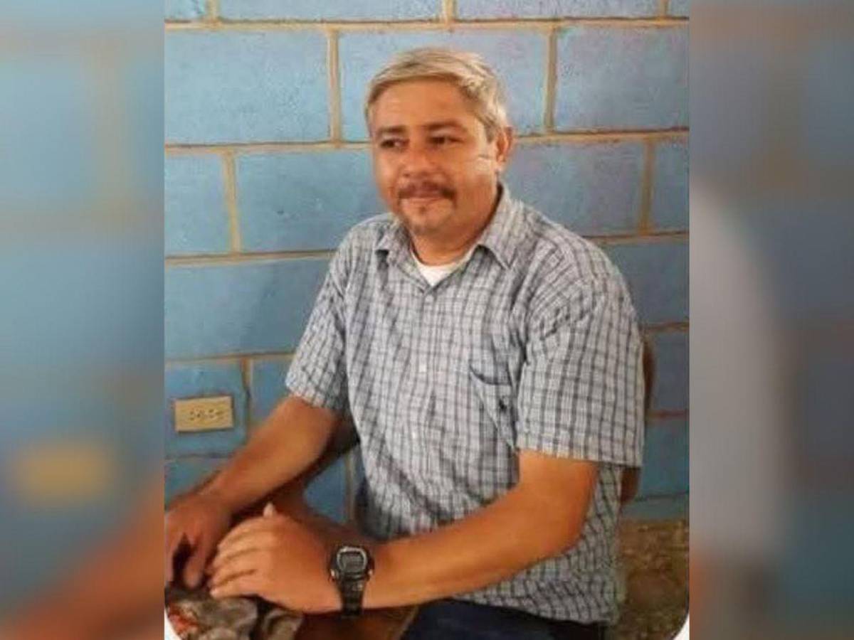 Maestro en motocicleta muere al caerle un árbol en Santa Bárbara
