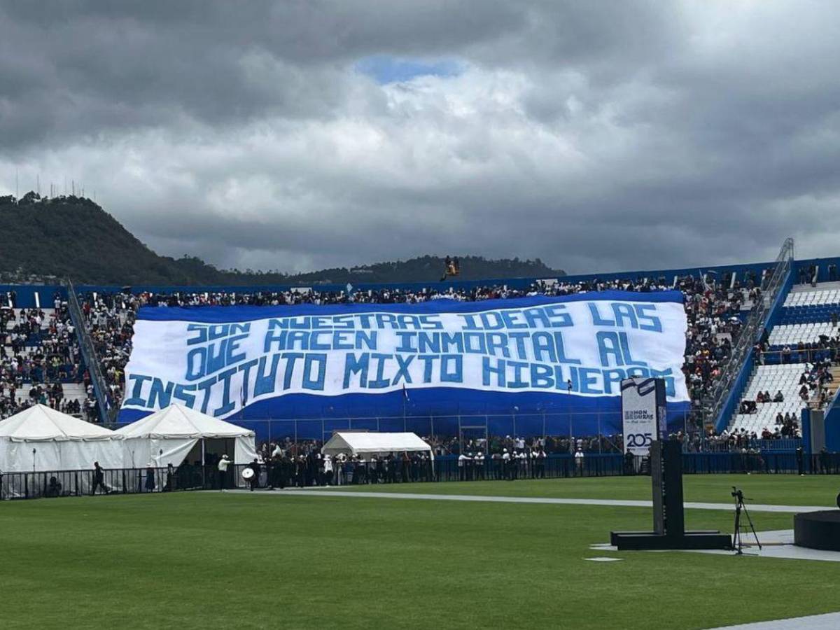 Sorpresivo saludo, abuela abnegada y guapa maestra: lo que no se vio de los desfiles en Honduras