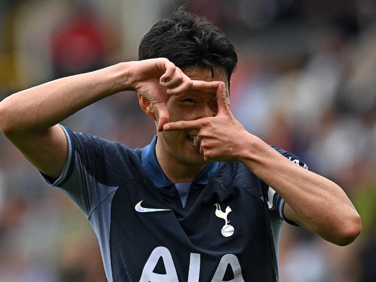Son es el actual capitán del Tottenham tras la salida de Harry Kane al Bayern Múnich.