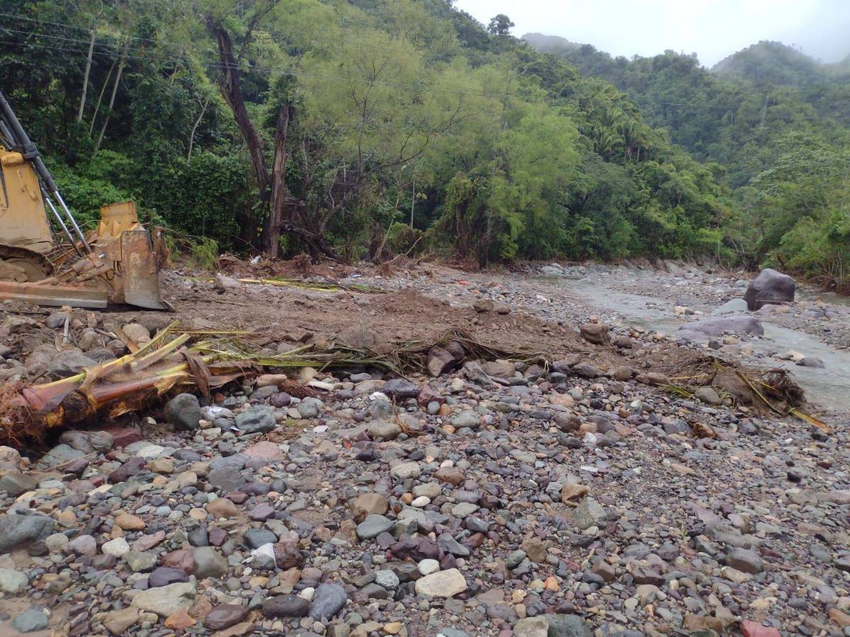 A dos semanas de Sara trabajan para rehabilitar paso a la Cuenca del Cangrejal