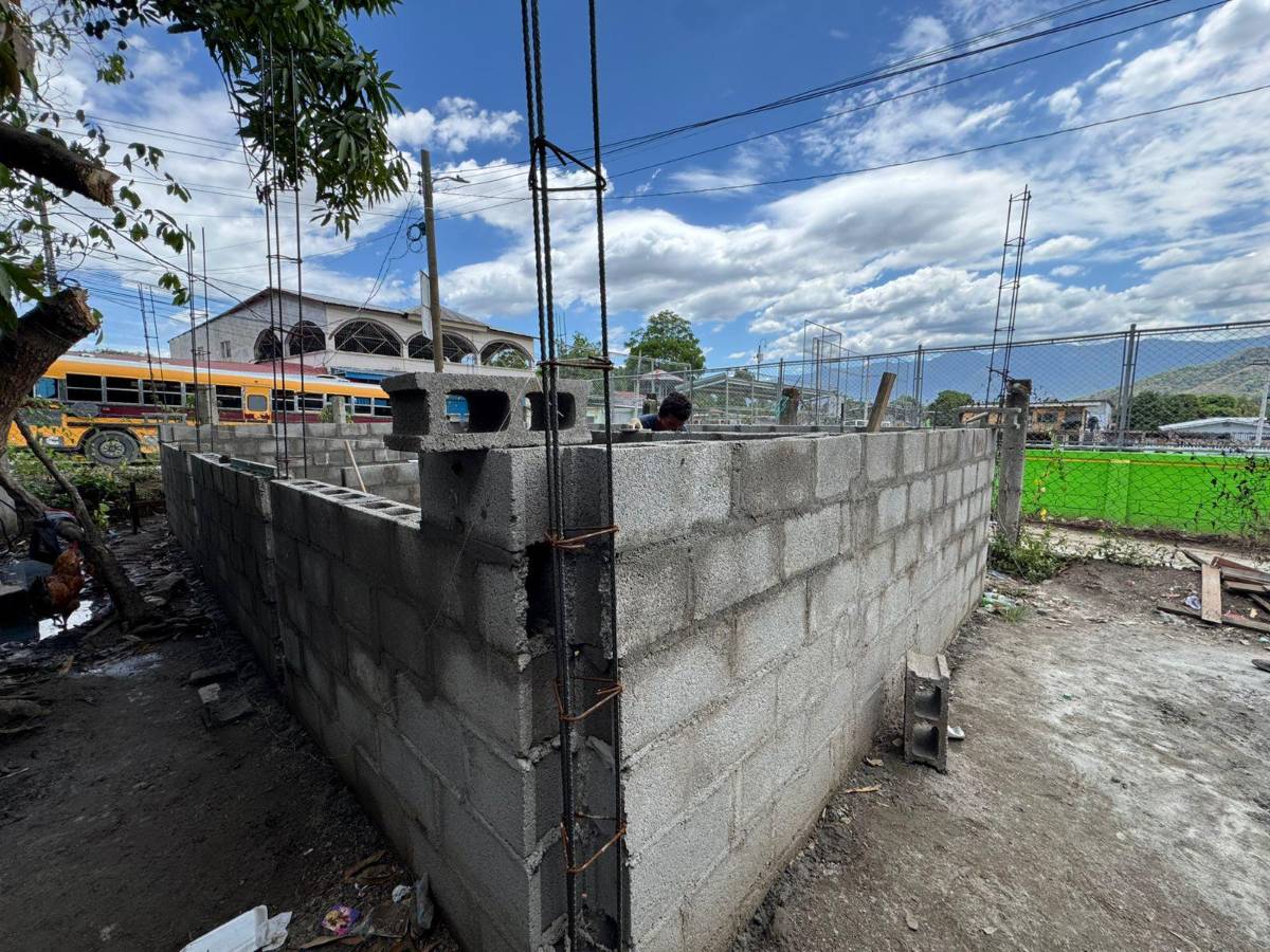 Influencer hondureño construyó casa a familia de escasos recursos y promete ayudar a mil más