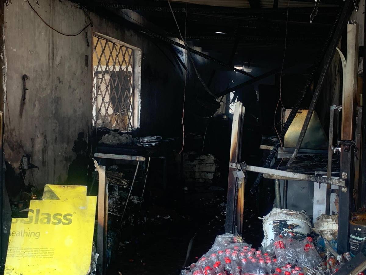 En ruinas: incendio consume popular local de baleadas en SPS