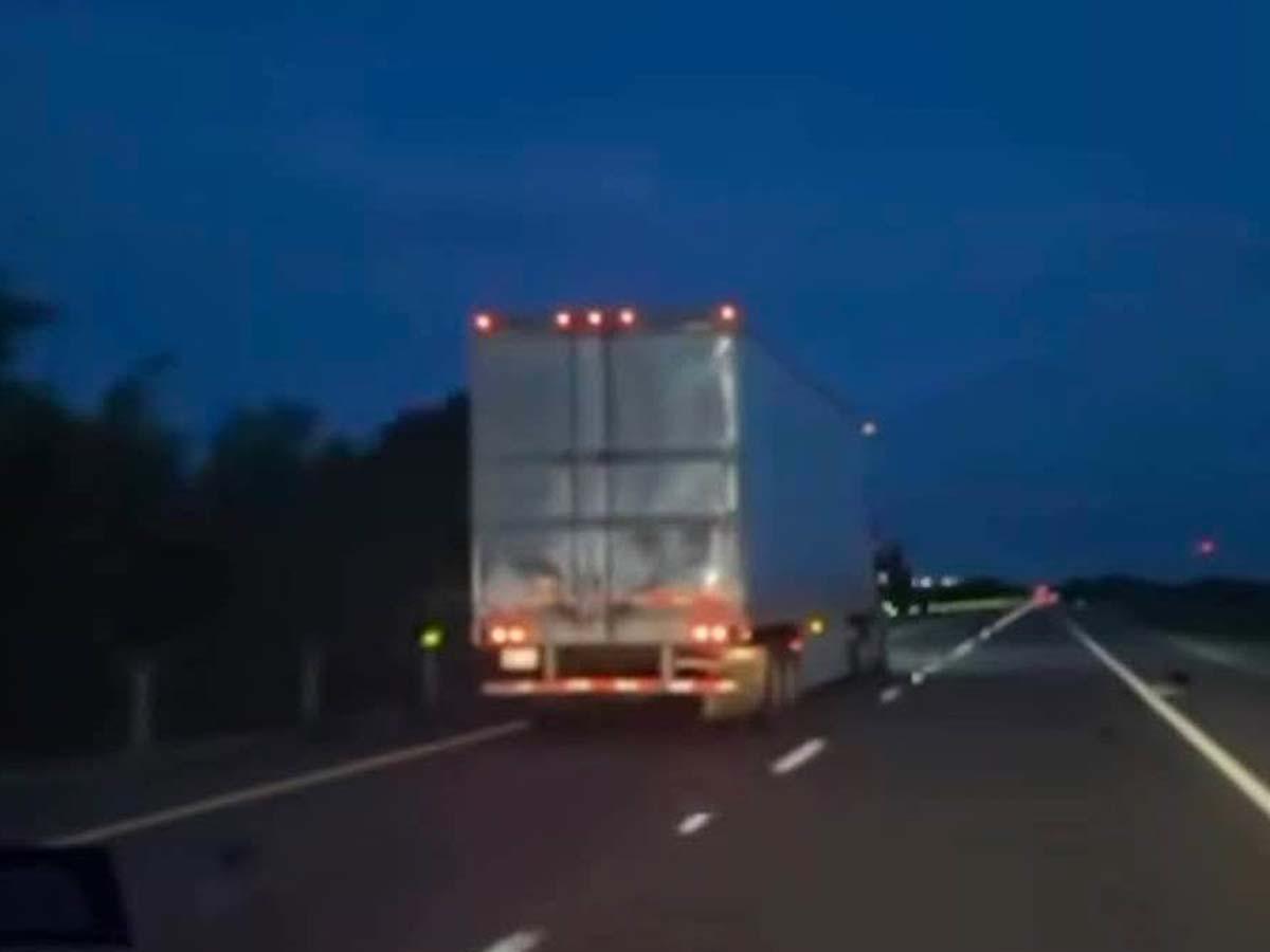 Rescatan a 39 migrantes de tráiler en llamas tras persecución policial en Texas