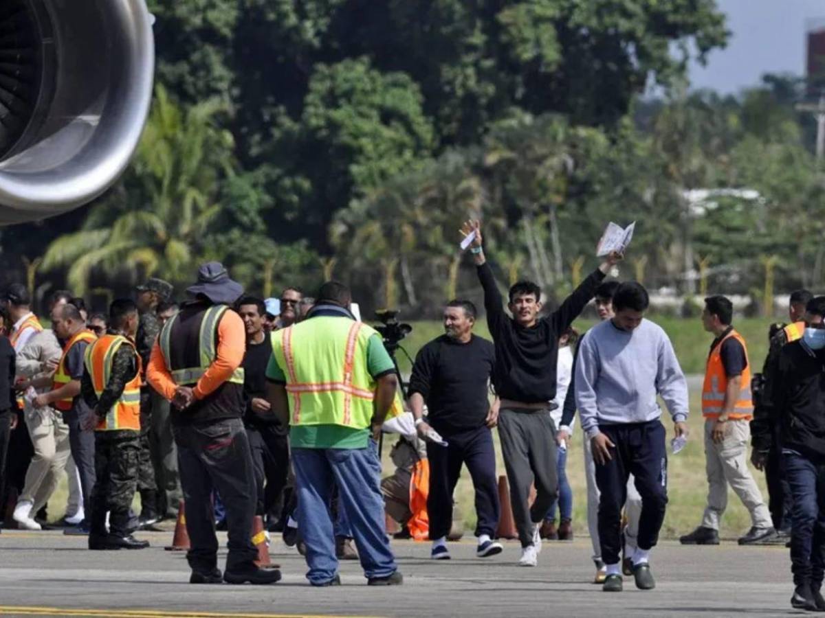 Embajada de EE UU revela los beneficios para hondureños que se autodeporten