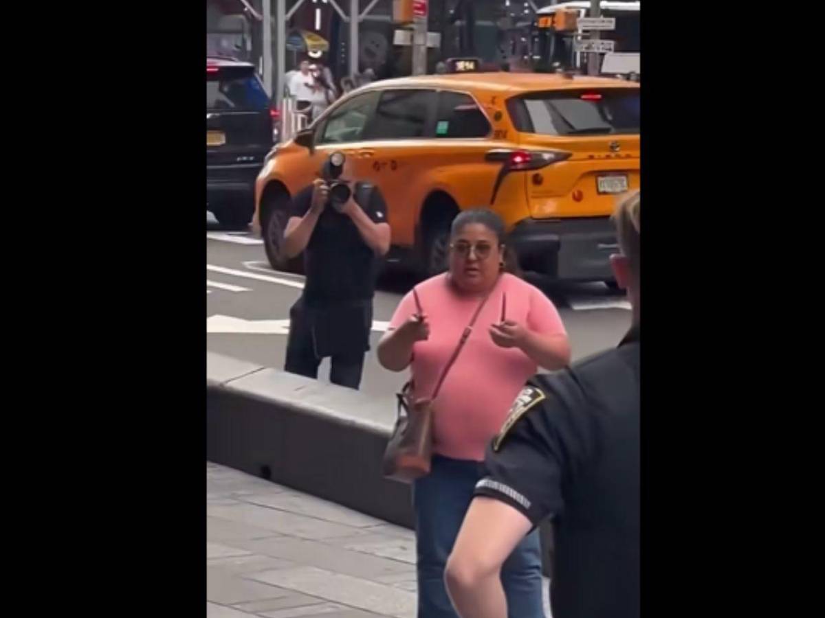 Mujer apuñala a dos personas en Times Square y muere tras enfrentarse a la Policía