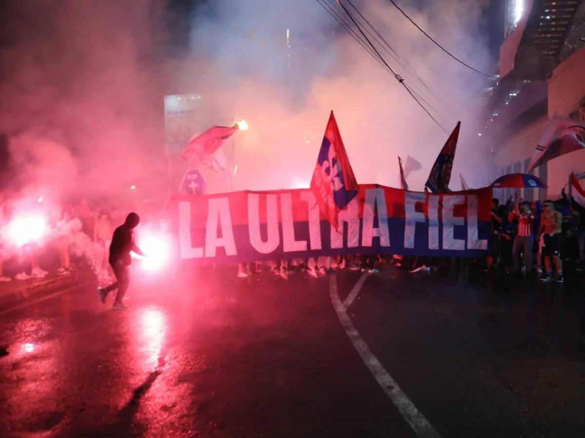 Olimpia salvado por repentino héroe, burla a Motagua, polémica y bella novia de futbolista