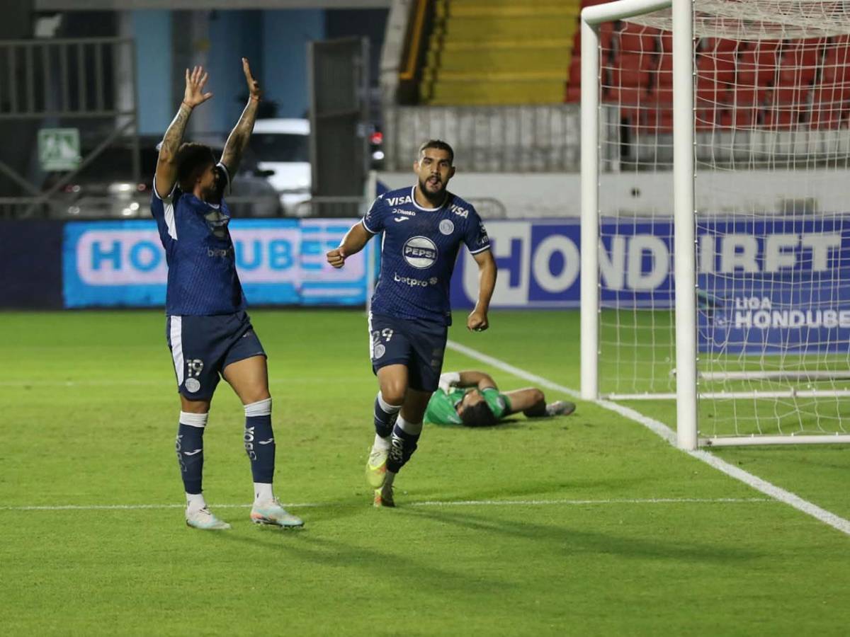 Marcó triplete y recibió beso, polémicas del FVS, selfie de Motagua y Victoria se hunde