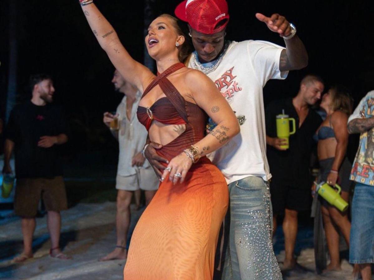 Novia de Vinícius sorprende con vestido picante y collar con su nombre