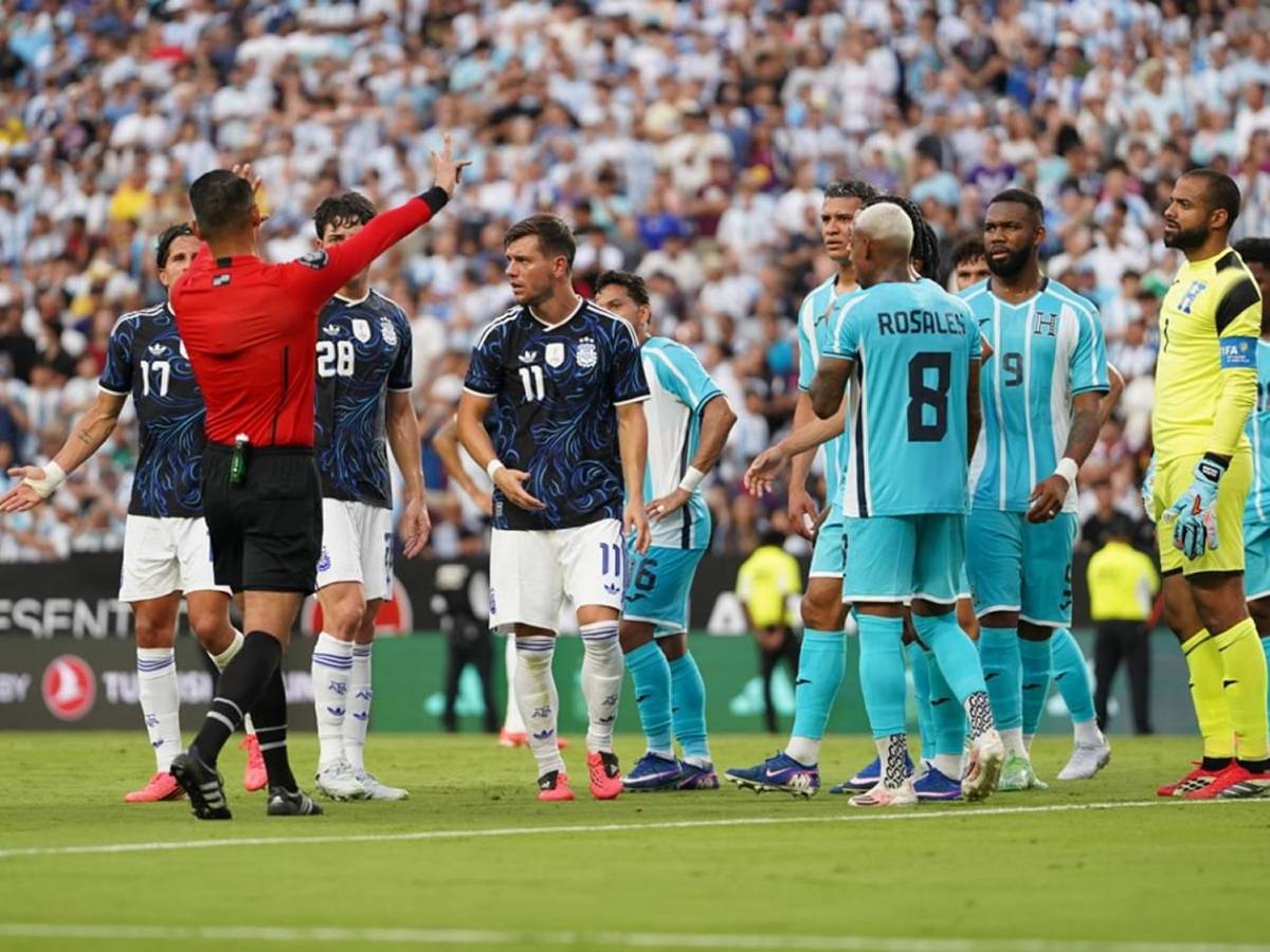 Messi sorprende tras el partido, ¿cambió camiseta? y abrazo histórico para Honduras