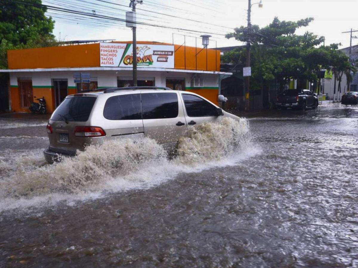 ¿Cuántos sampedranos están expuestos a riesgos por desastres naturales?