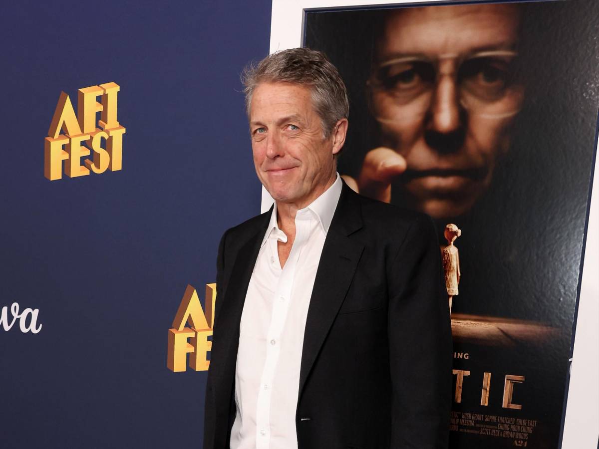 Hugh Grant prohíbe a su mujer ver uno de sus primeros papeles en el cine