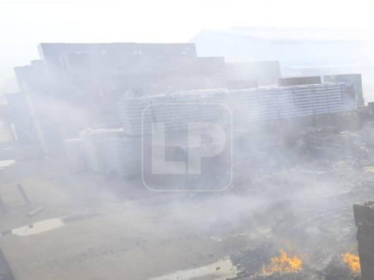 Fotos: Voraz incendio consume bodega en San Pedro Sula