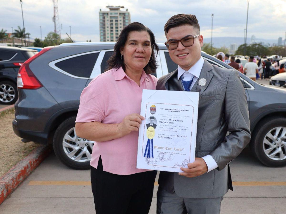 Jovencito se gradúa con honores de la UNAH gracias a Free Fire