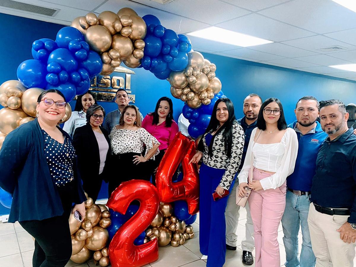 En la celebración del 24 aniversario de Finsol participaron todos sus colaboradores.