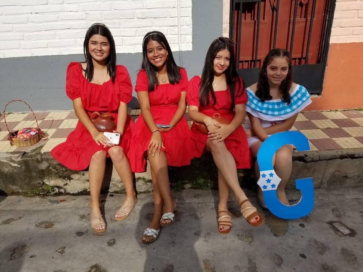 Bellas jovencitas engalanaron los desfiles este 2023 en Gracias, Lempira.