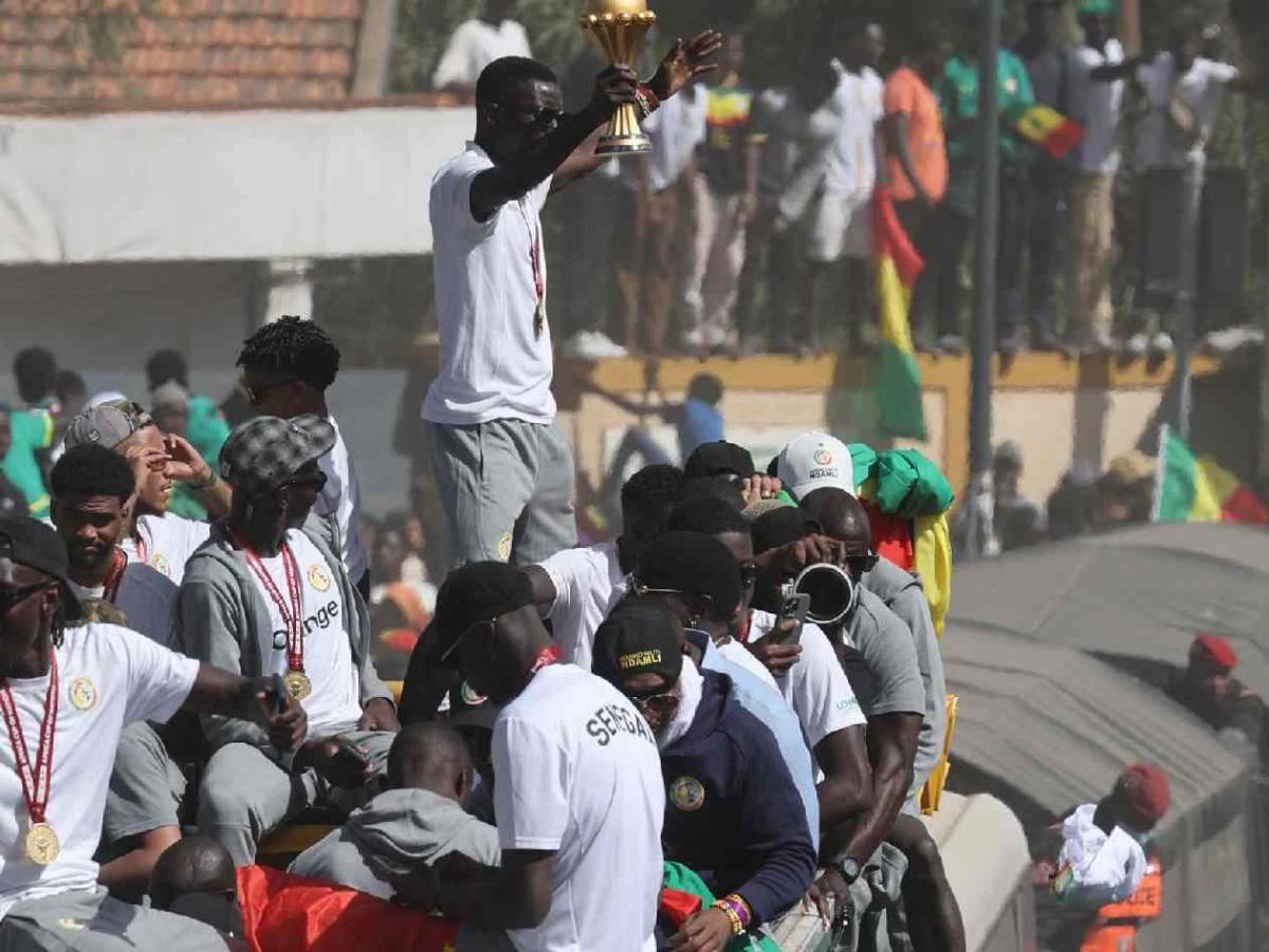 Festejó con sus dos esposas tras título de Senegal: Siempre están a mi lado