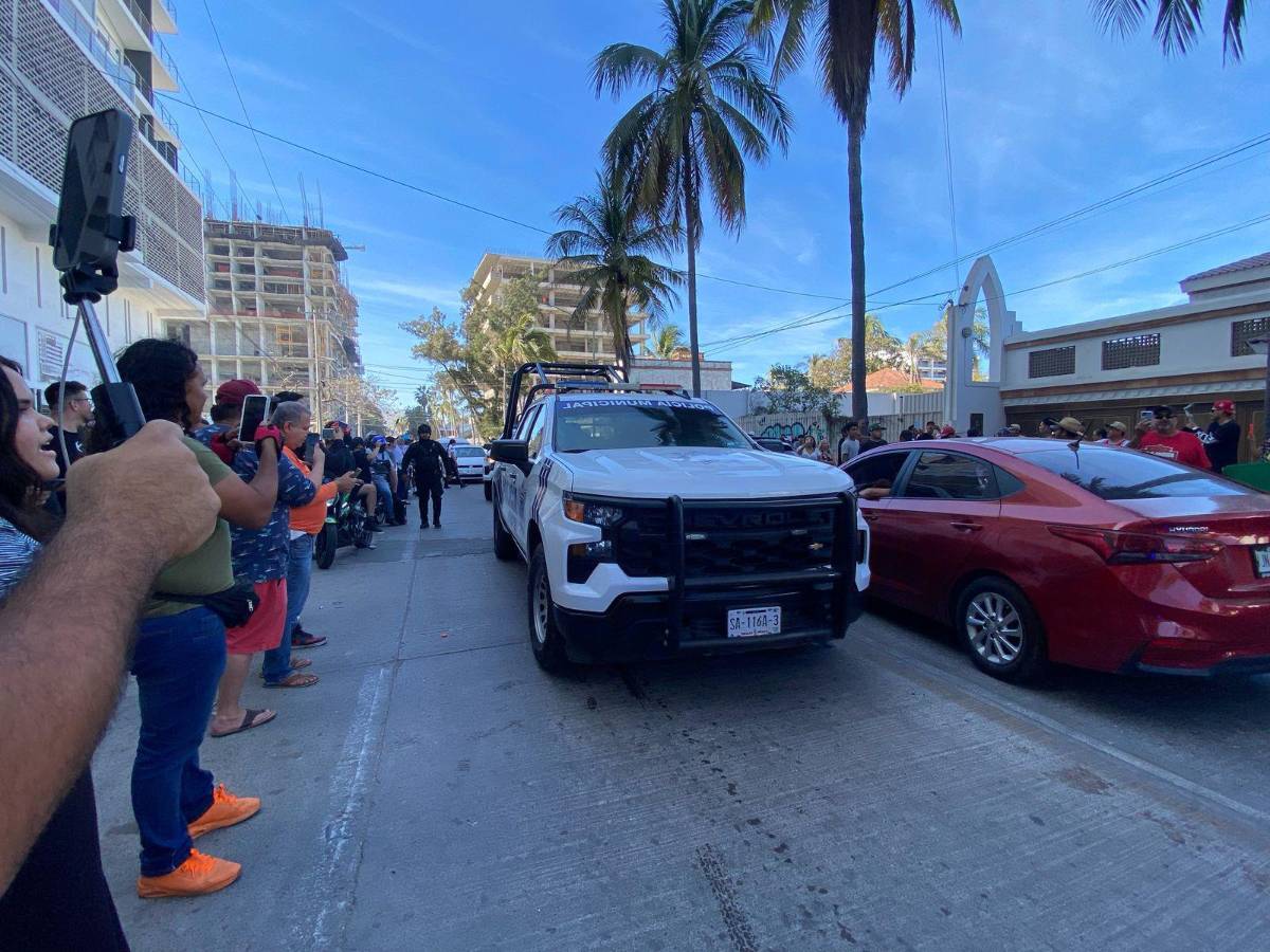 Filósofo corre a albañil por comer frente a su casa y desata ola de protestas en México