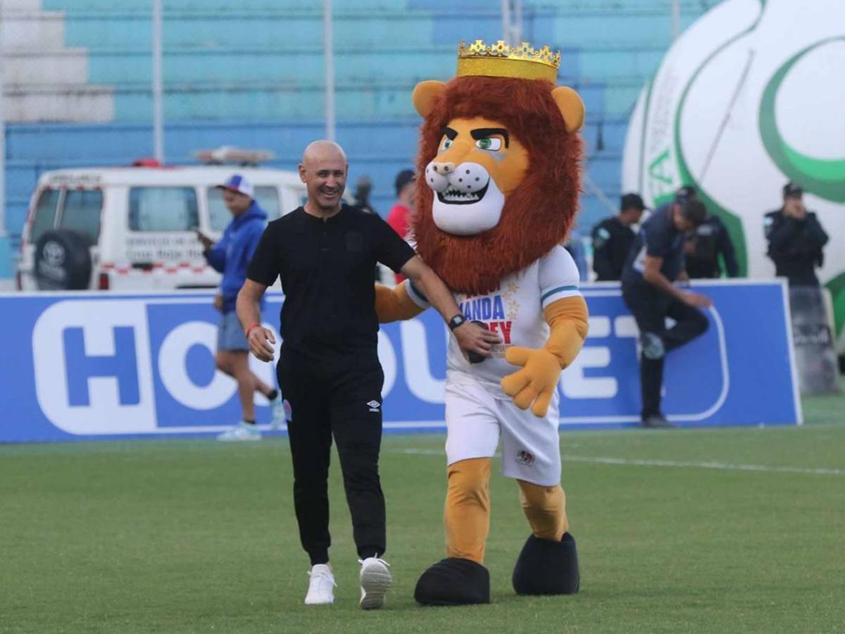 Tremenda pelea de jugadores, tristeza de Keosseián y percance con hincha